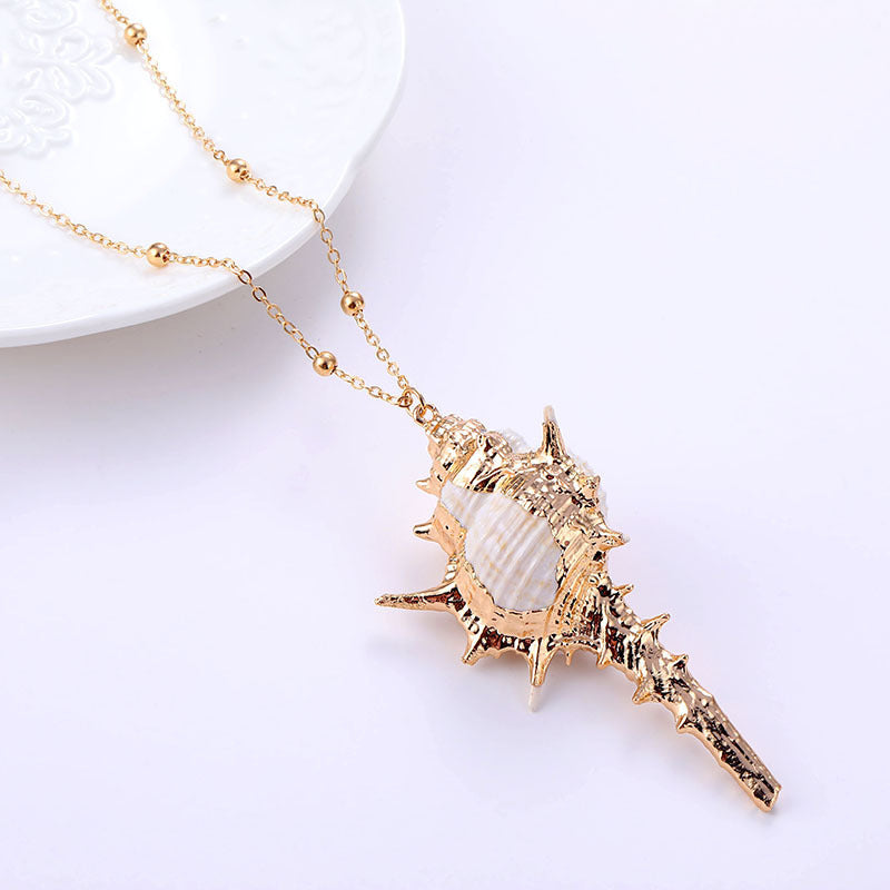 Ins Style Women’s Beach Shell Pendant Necklace – Gold-Plated Edge Conch Design