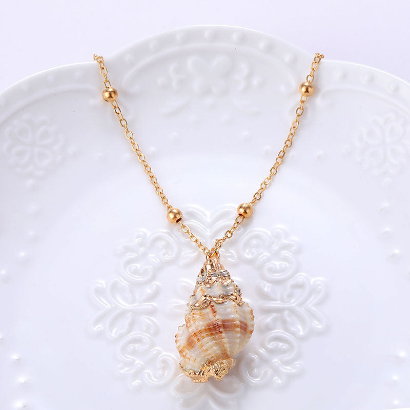 Ins Style Women’s Beach Shell Pendant Necklace – Gold-Plated Edge Conch Design