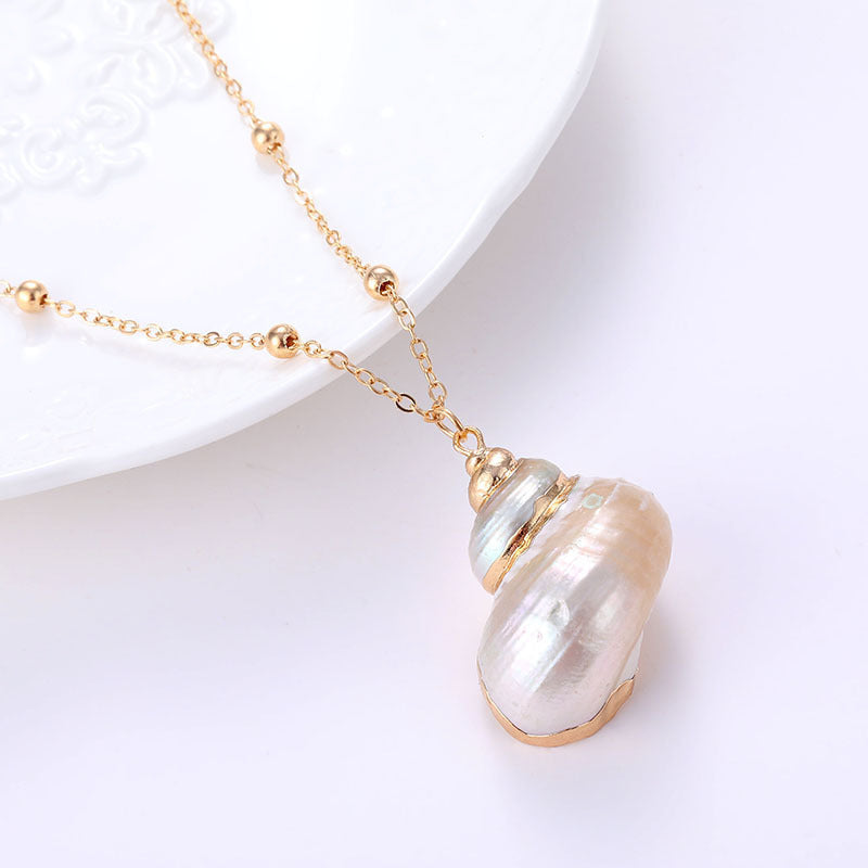 Ins Style Women’s Beach Shell Pendant Necklace – Gold-Plated Edge Conch Design