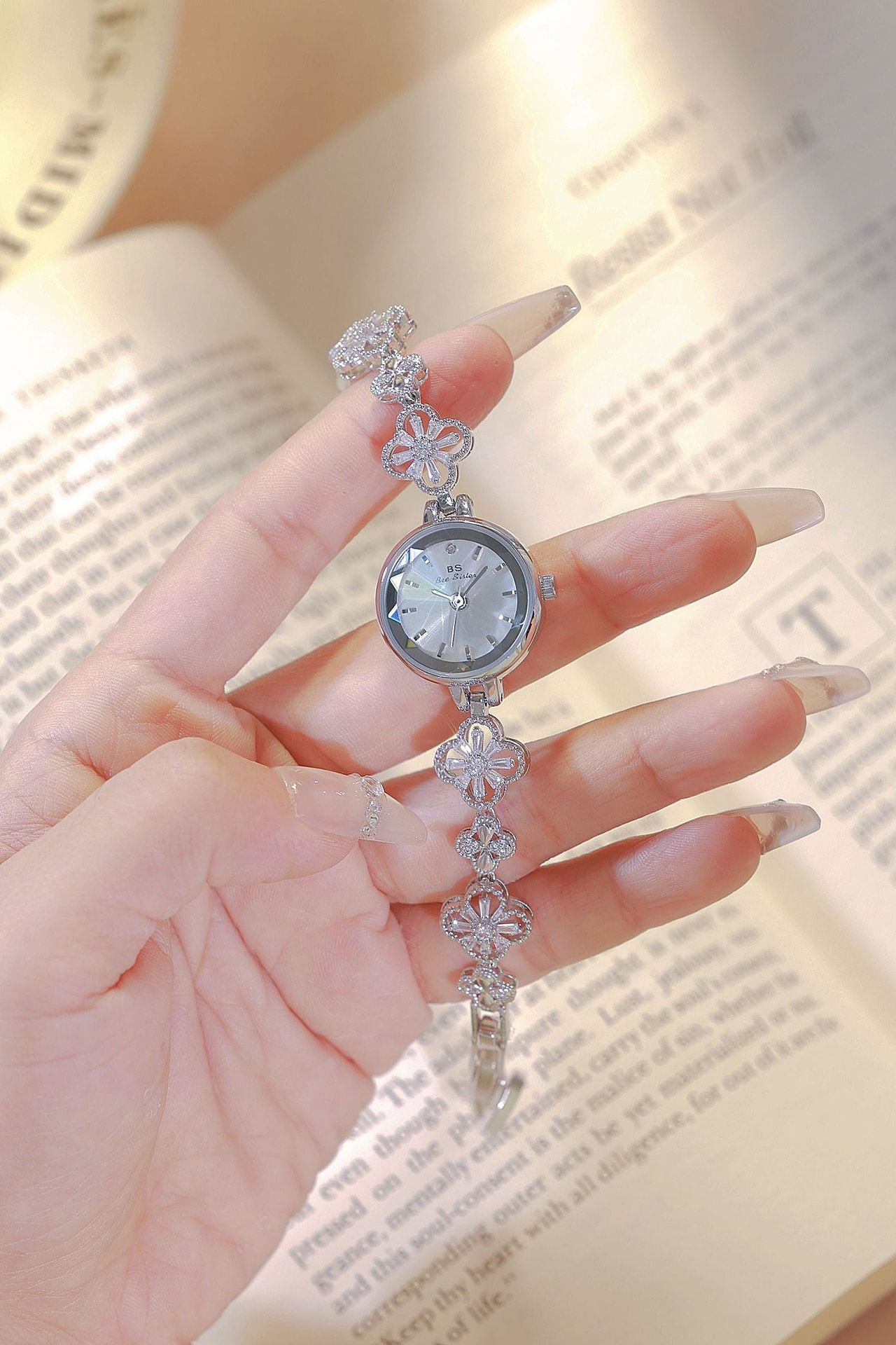 Personalized Lucky Zircon Watch – Fashionable Women’s Accessory