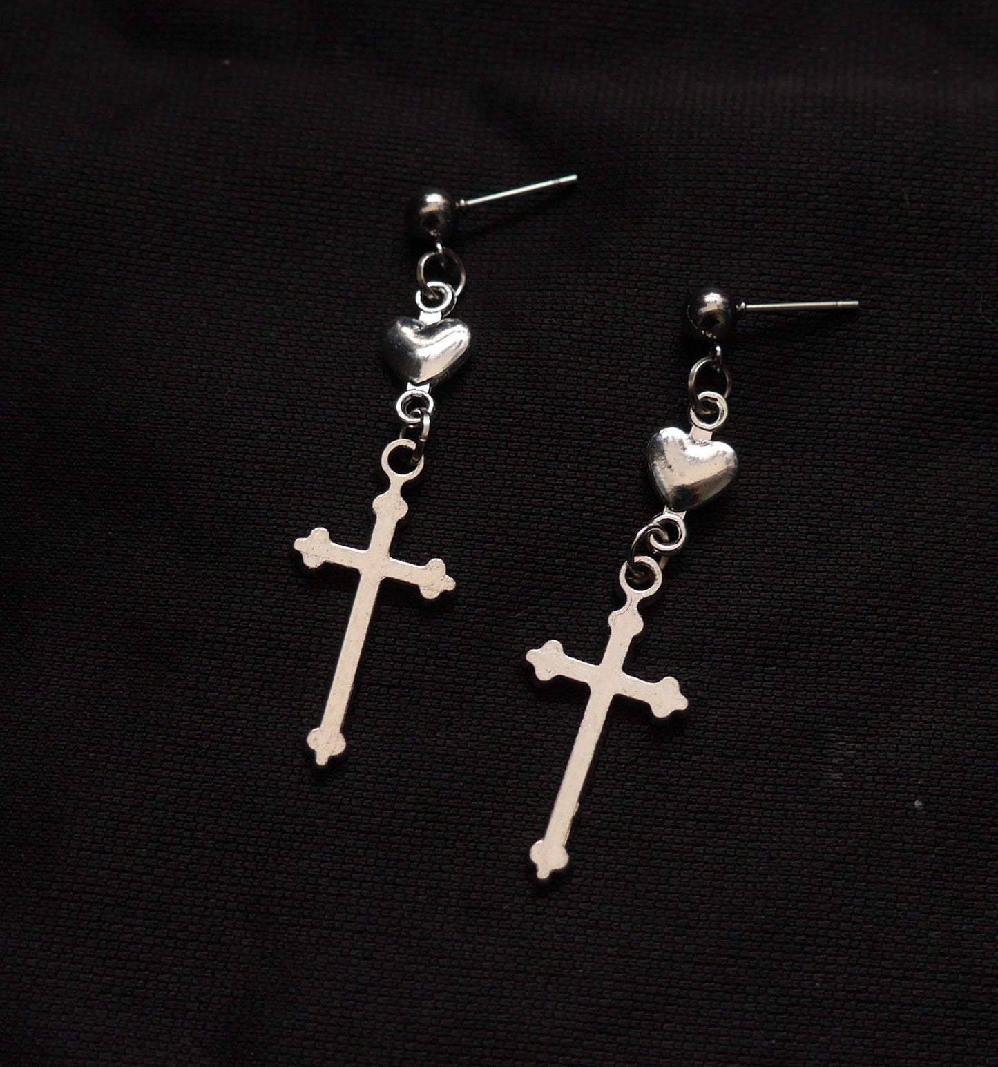 Dark Aesthetic Cross Heart Earrings – Vintage-Inspired Dangle Jewelry