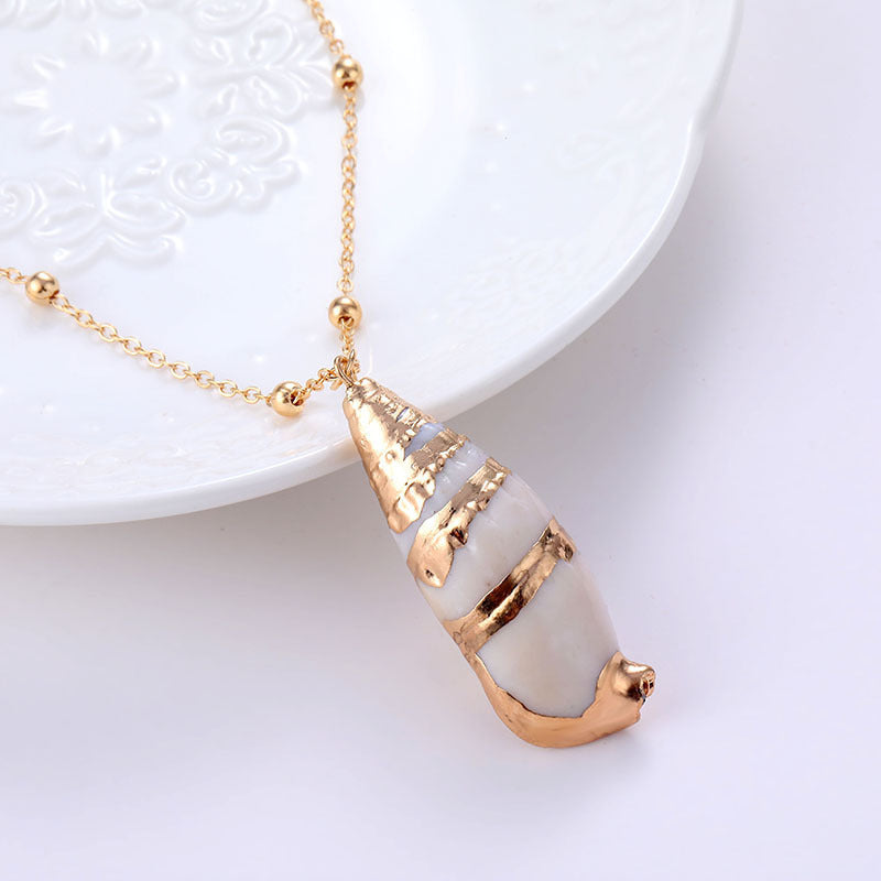 Ins Style Women’s Beach Shell Pendant Necklace – Gold-Plated Edge Conch Design
