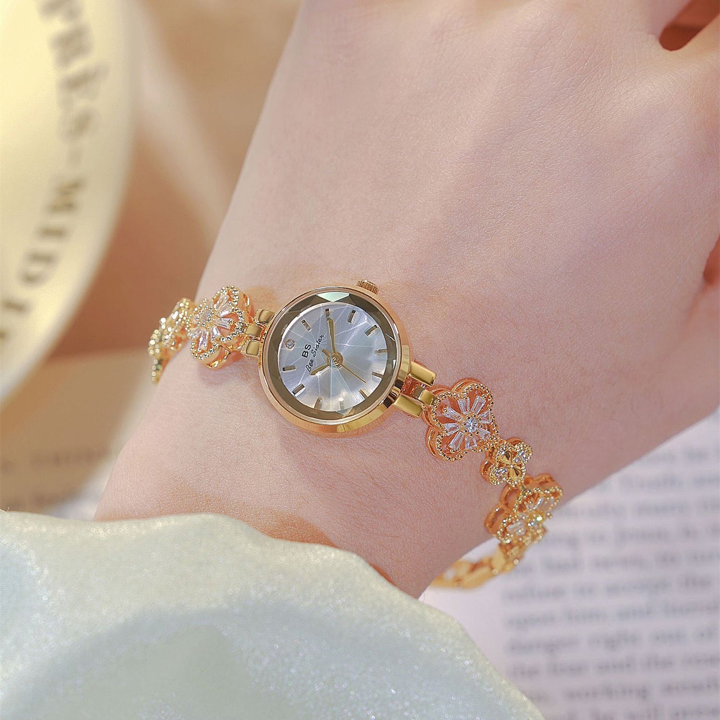 Personalized Lucky Zircon Watch – Fashionable Women’s Accessory