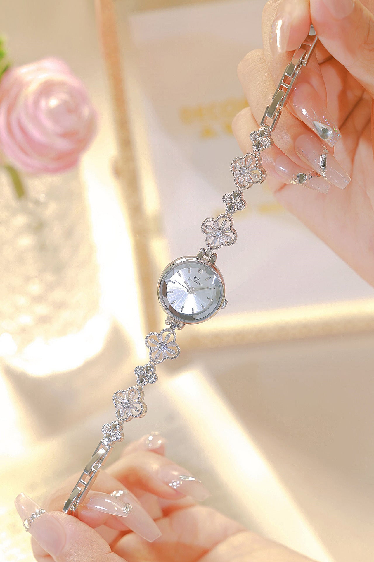 Personalized Lucky Zircon Watch – Fashionable Women’s Accessory