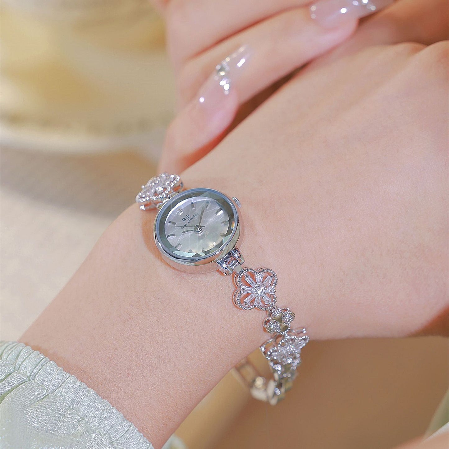Personalized Lucky Zircon Watch – Fashionable Women’s Accessory