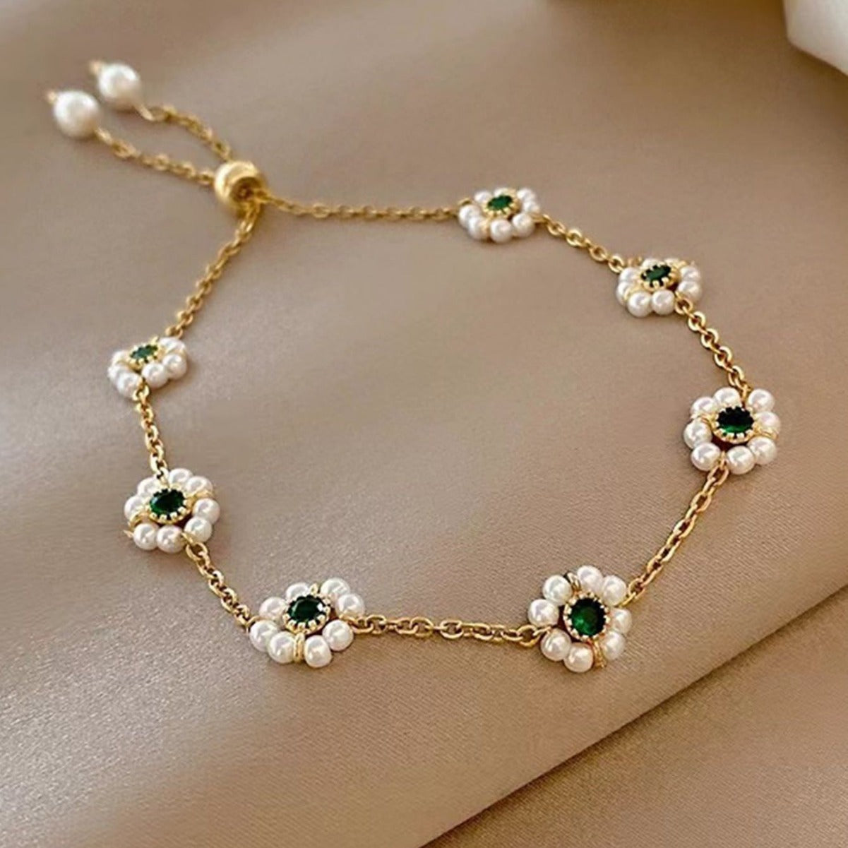 Elegant Pearl Flower Bracelet – Adjustable Chain for All-Outfits Style