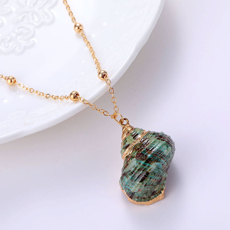 Ins Style Women’s Beach Shell Pendant Necklace – Gold-Plated Edge Conch Design