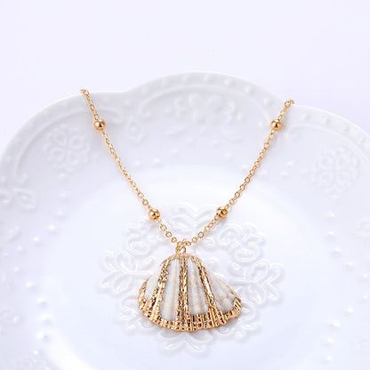 Ins Style Women’s Beach Shell Pendant Necklace – Gold-Plated Edge Conch Design